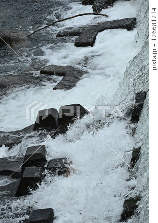 河川の氾濫・増水 溢水 越水 A river overflows 河川の氾濫・増水 溢水 越水 A river overflows 126681214