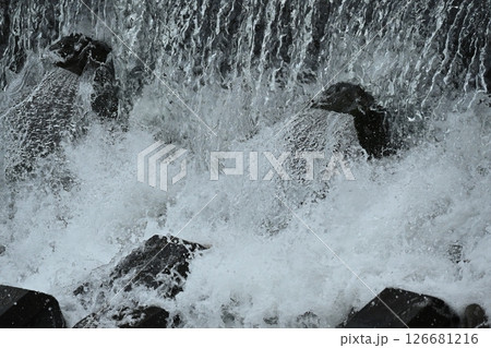 河川の氾濫・増水　溢水　越水　A river overflows 126681216