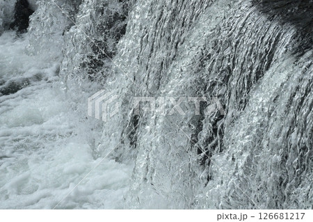 河川の氾濫・増水　溢水　越水　A river overflows 126681217