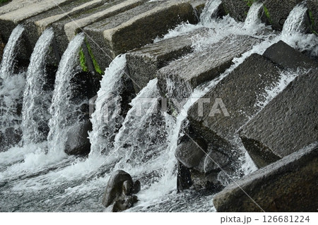 河川の氾濫・増水 溢水 越水 A river overflows 河川の氾濫・増水 溢水 越水 A river overflows 126681224