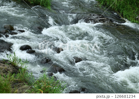 河川の氾濫・増水 溢水 越水 A river overflows 河川の氾濫・増水 溢水 越水 A river overflows 126681234