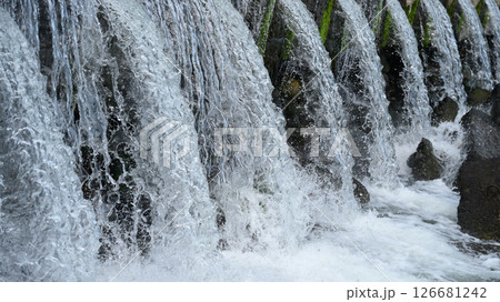 河川の氾濫・増水　溢水　越水　A river overflows 126681242