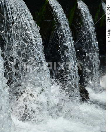 河川の氾濫・増水　溢水　越水　A river overflows 126681248