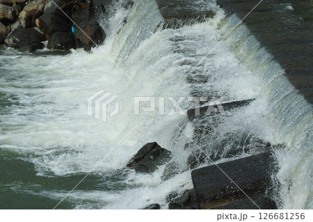 河川の氾濫・増水　溢水　越水　A river overflows 126681256