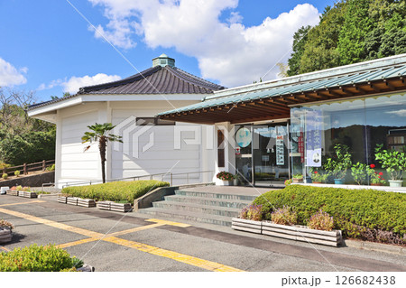 山口市の長沢池畔にある地域歴史博物館鋳銭司郷土館 山口市の長沢池畔にある地域歴史博物館鋳銭司郷土館 126682438