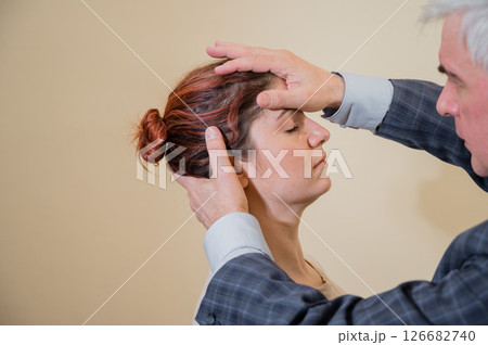 Elderly male hypnotherapist with a female patient. An alternative way to heal mental health 126682740