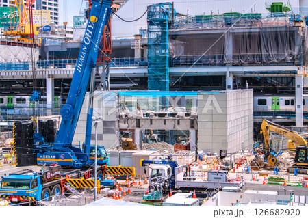 日本の東京都市景観 さよなら渋谷駅西口。中央のビルの解体が進み消滅間近…=28日、渋谷 日本の東京都市景観 さよなら渋谷駅西口。中央のビルの解体が進み消滅間近…=28日、渋谷 126682920