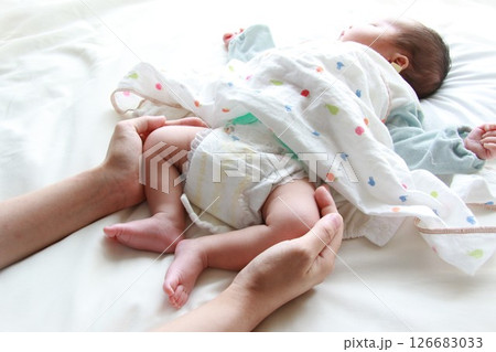 赤ちゃんの小さな足とママの手 赤ちゃんの小さな足とママの手 126683033