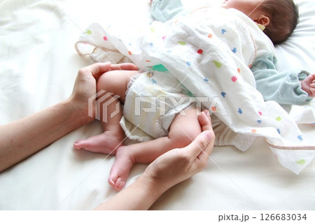 赤ちゃんの小さな足とママの手 赤ちゃんの小さな足とママの手 126683034