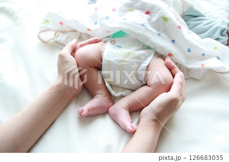 赤ちゃんの小さな足とママの手 赤ちゃんの小さな足とママの手 126683035