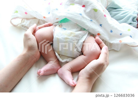 赤ちゃんの小さな足とママの手 赤ちゃんの小さな足とママの手 126683036