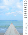 夏の海に伸びる丸太の道 126683710