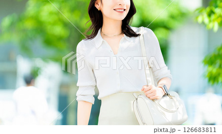 屋外を歩く笑顔の女性・ビジネスウーマン 屋外を歩く笑顔の女性・ビジネスウーマン 126683811