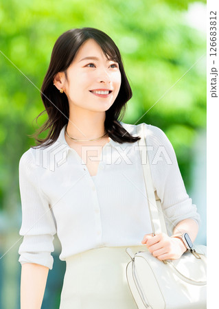 屋外を歩く笑顔の女性・ビジネスウーマン 屋外を歩く笑顔の女性・ビジネスウーマン 126683812