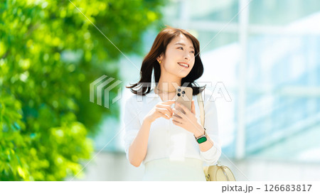 屋外でスマートフォンを使う女性・ビジネスウーマン 屋外でスマートフォンを使う女性・ビジネスウーマン 126683817