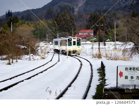 雪景色と電車が近づいて来る田舎の風景 雪景色と電車が近づいて来る田舎の風景 126684575