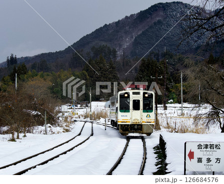 雪景色と電車が近づいて来る田舎の風景 雪景色と電車が近づいて来る田舎の風景 126684576
