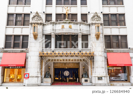 日本橋三越本店本館（重要文化財）三越伊勢丹ホールディングスの老舗百貨店　メインゲート 126684940