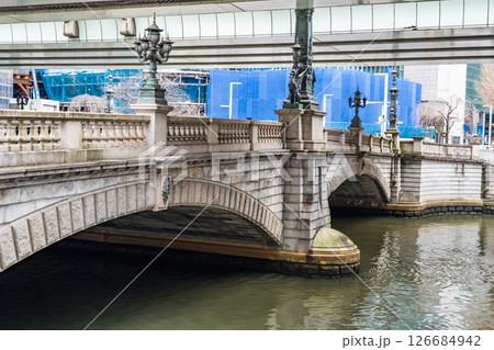 東海道の起点　日本橋（重要文化財）石造りの二連アーチ橋　明治44年竣工 126684942