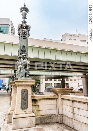 東海道の起点 日本橋(重要文化財)獅子像と東京市章 東海道の起点 日本橋(重要文化財)獅子像と東京市章 126684943