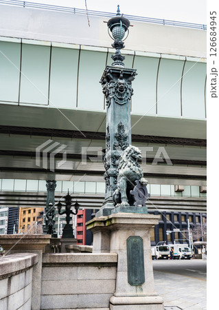 東海道の起点 日本橋(重要文化財)獅子像と東京市章 東海道の起点 日本橋(重要文化財)獅子像と東京市章 126684945
