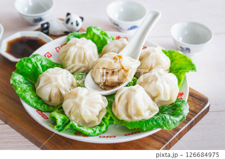 レンゲにのせた小籠包 126684975