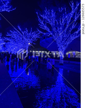 青いライトアップ 126685573