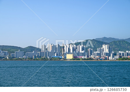 【韓国/江原道】青草湖と束草市の町並み 【韓国/江原道】青草湖と束草市の町並み 126685730