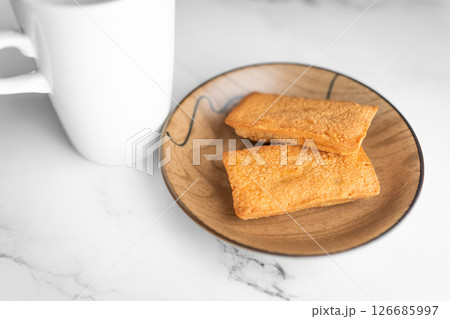 木皿に並ぶ焼きたて菓子③ 126685997