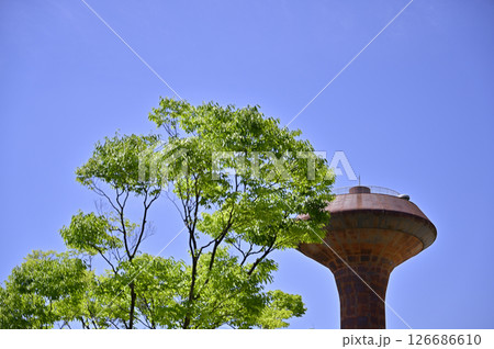 新緑に映える桃花台ニュータウンの配水塔（愛知県小牧市） 126686610