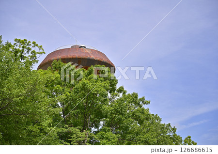 新緑に映える桃花台ニュータウンの配水塔（愛知県小牧市） 126686615