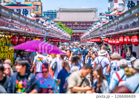 日本の東京都市景観 異国…外国人で大混雑の浅草寺…=28日 日本の東京都市景観 異国…外国人で大混雑の浅草寺…=28日 126686689