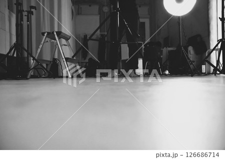 撮影スタジオの風景写真(モノクロ写真) 撮影スタジオの風景写真(モノクロ写真) 126686714