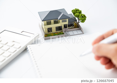 住宅模型と電卓とノート 住宅模型と電卓とノート 126687045