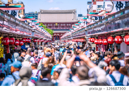 日本の東京都市景観 異国…外国人で大混雑の浅草寺…＝28日 126687300