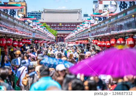 日本の東京都市景観 異国…外国人で大混雑の浅草寺…＝28日 126687312