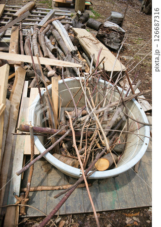 積み上げられた色々なDIY用の木材 積み上げられた色々なDIY用の木材 126687316
