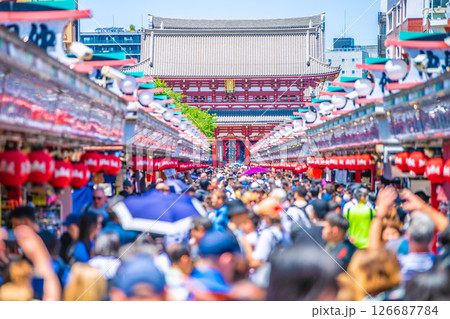 日本の東京都市景観 異国…外国人観光客らで大混雑の浅草寺…=28日 日本の東京都市景観 異国…外国人観光客らで大混雑の浅草寺…=28日 126687784