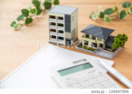 住宅模型と電卓とノート 住宅模型と電卓とノート 126687806