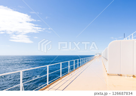 フェリーの上から見た太平洋の海 126687834