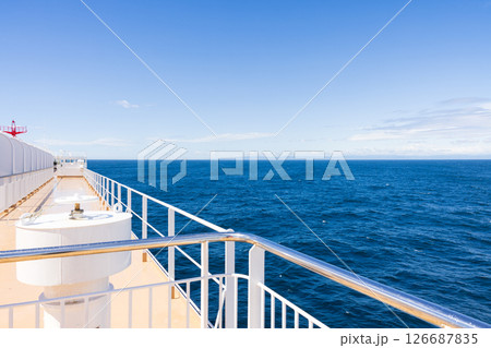 フェリーの上から見た太平洋の海 フェリーの上から見た太平洋の海 126687835