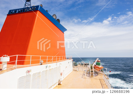 フェリーの上から見た太平洋の海 フェリーの上から見た太平洋の海 126688196