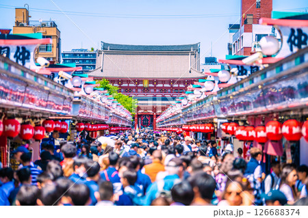 日本の東京都市景観 団体旅行客や外国人観光客らで大混雑の浅草寺…＝28日 126688374
