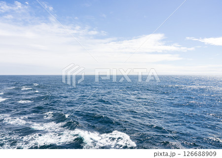 フェリーの上から見た太平洋の海 フェリーの上から見た太平洋の海 126688909