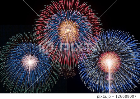 日本の夏祭りの花火 126689007