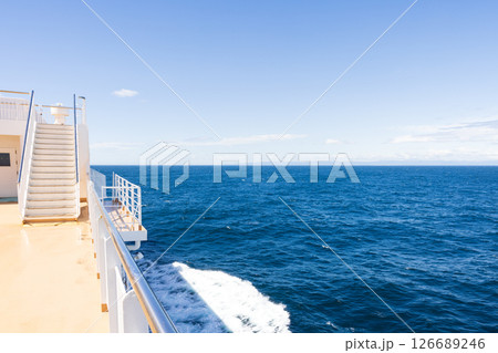 フェリーの上から見た太平洋の海 126689246
