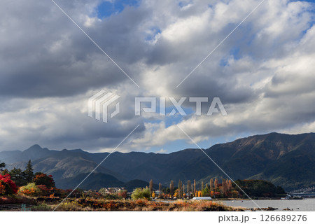 Scenic autumn landscape of Lake Kawaguchi with vibrant foliage 126689276