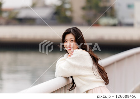 白い服着た若い女性が港でのんびりする 白い服着た若い女性が港でのんびりする 126689456