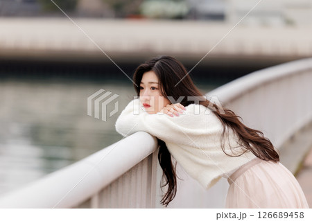 白い服着た若い女性が港でのんびりする 白い服着た若い女性が港でのんびりする 126689458