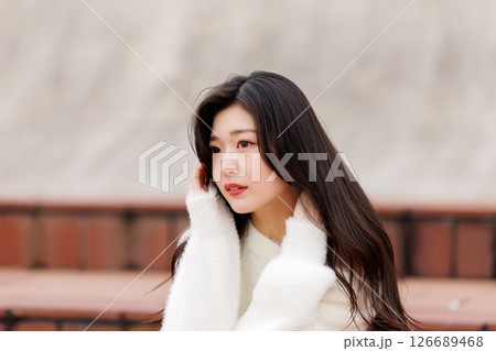 白い服着た若い女性が港でのんびりする 126689468